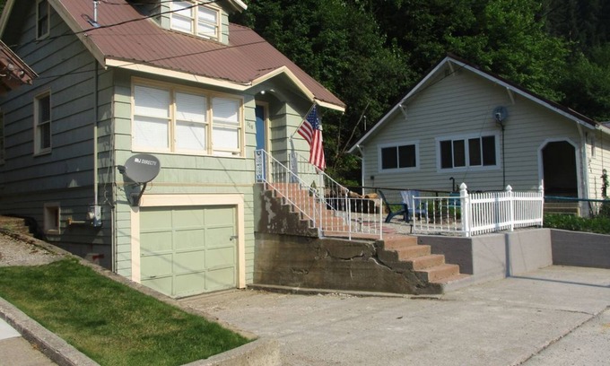 Wallace House | Hot Tub, Fire Pit, BBQ, Hulu & Netflix!, Just off Pulaski!