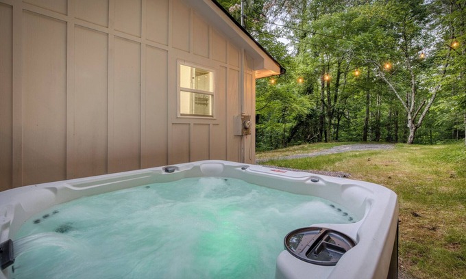 East Ellijay Cabin | Hot Tub, Fire Pit, BBQ, King-bed, Pet-friendly