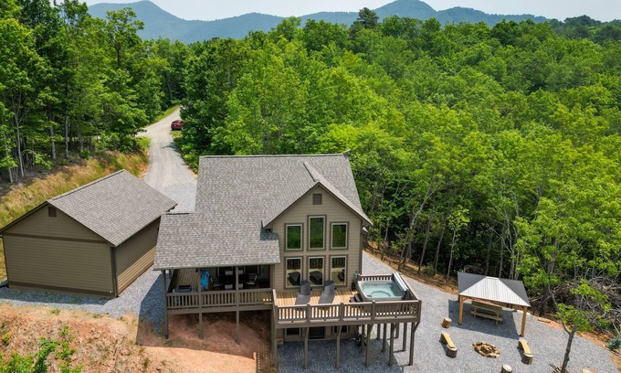 Franklin Cabin | Hot Tub & Fire Pit: Blue Ridge Mtn Cabin!