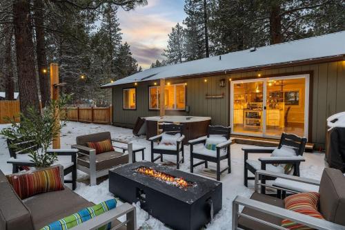 Sisters House | Hot Tub, Fire Pit, Dog Friendly, Heart of Sisters, Amenities