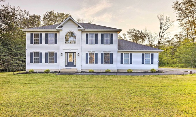Tobyhanna House | Hot Tub & Fire Pit: Family Home in Tobyhanna