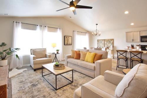 Meridian House | Hot Tub, Fire Pit & Games Cozy Nights Await