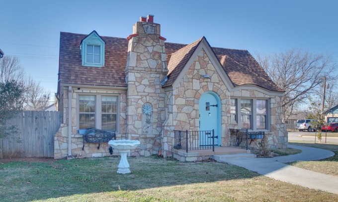 Lawton Cottage | Hot Tub, Fire Pit & Grill: Stone Cottage in Lawton