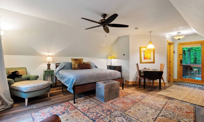 Dahlonega Cottage | ♨️Hot Tub🔥Fire Pit🛏️King🍔Grill🌲Deck🎦ROKU📧WiFi🐟Pond🍷Wineries🏞️Waterfalln