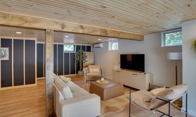 East Durham House | Hot Tub, Fire Pit: Pet-Friendly Freehold Home!