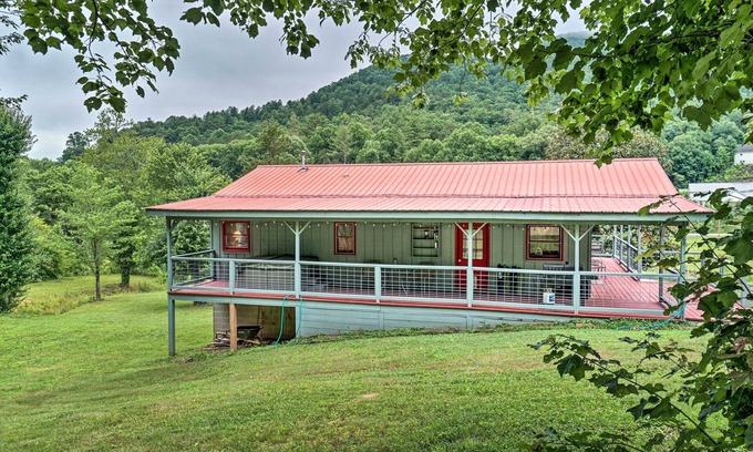 Clayton House | Hot Tub & Fire Pit: Pet-Friendly Clayton Escape!