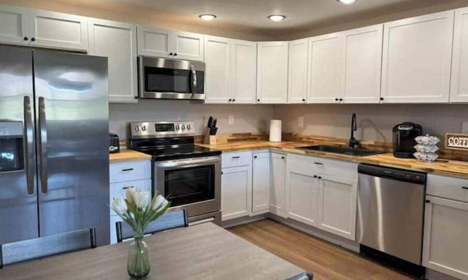 Clay City House | Hot Tub! Fire pit! Picnic area & Grill! Dog friendly! Hardwicks Creek Haven@RRG