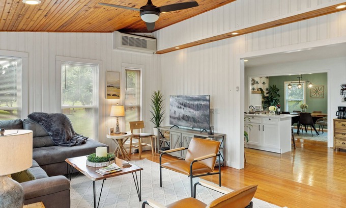 Elkin Cottage | Hot Tub - Fire Pit - Private Retreat - Near 20+ Wineries - Hiking/Biking Trails