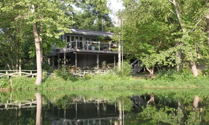 Eureka Springs Cabin | Hot Tub + Fire Pit + Secluded + 5 Minutes Eureka