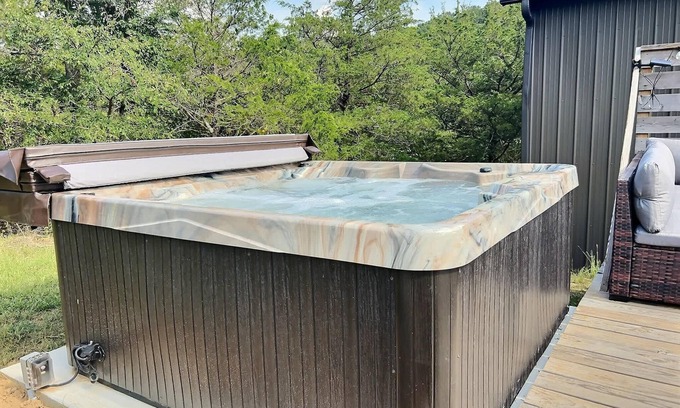 Eureka Springs Apartment | Hot Tub + Fire Pit + Close to Lake + Kayaks
