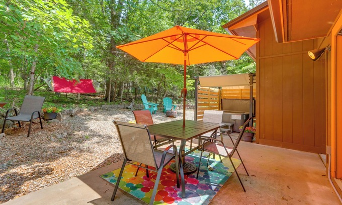 Eureka Springs House | Hot Tub & Fire Pit: Holiday Island Getaway!