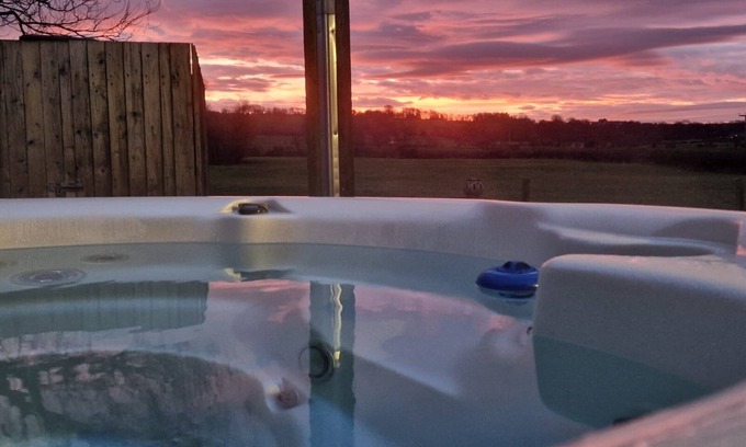 Longridge Cottage | Hot Tub*,Fire, Super-king , Zip n Link beds.Views