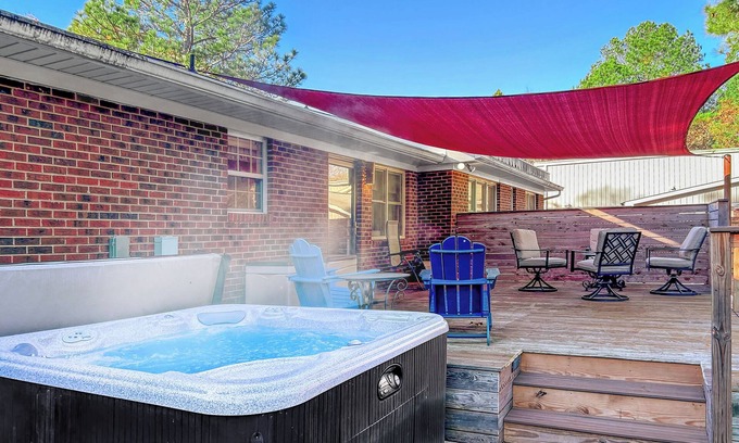 Vass House | Hot tub, Firepit, BBQ,Pinehurst, SmartTV, King,Pet