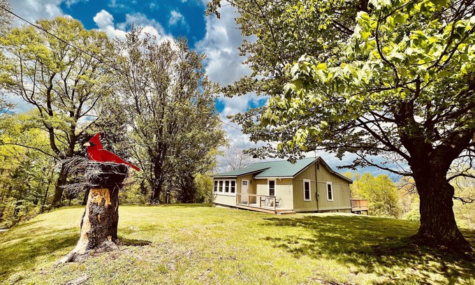 Edmond House | Hot Tub. Firepit. Game Room. Pet Friendly. 11 Acre Retreat.