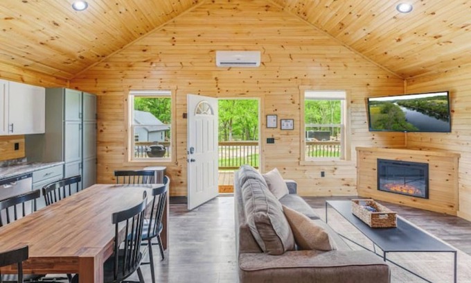 Jamestown Cabin | Hot Tub~Firepit~Riverfront~Near Lake Cumberland