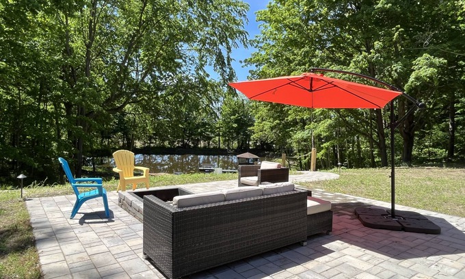 Coloma House | HOT TUB! Firepit, trail, gazebo, kayaks, PONDS! Hill for your snow sleights!