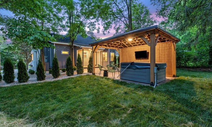 Georgetown House | Hot Tub & Fireplace/12min to Horse Park/30 Min to Ark