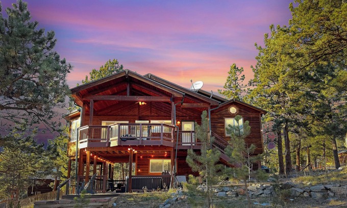 Bailey Cabin | Hot Tub/Fireplace/Fire Pit/BBQ/Rec Room/Views/Quiet/WD