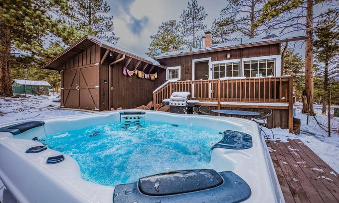 Estes Park Cabin | Hot tub & fireplace! Historic cabin near Natl Park
