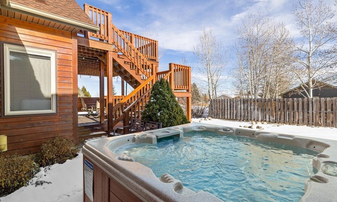 Red Lodge House | Hot Tub & Fireplace - Mountain View Tee and Ski