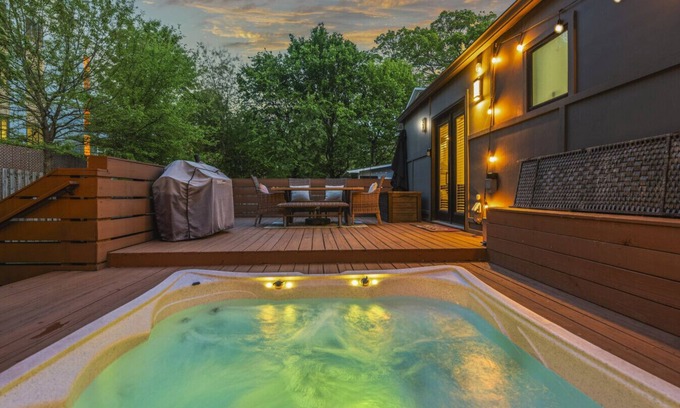 Edgewood Apartment | Hot Tub | Fully-Fenced Yard |The Bubbly Suite