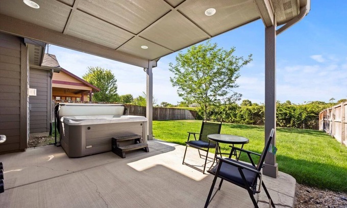 Southwest Ada County Alliance House | Hot Tub-Game room-Backyard-King-Parking-300Mbps