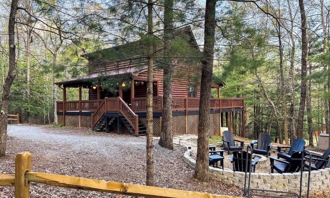 Cherry Log Cabin | Hot Tub, Game Room, Fire Pit, Putting Green, FUN!