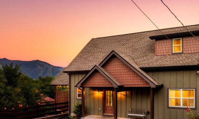 Chalet Village Cabin | Hot Tub, Game Room, Fire Pit, VIEWS, Luxe Modern - Coyote Cabin