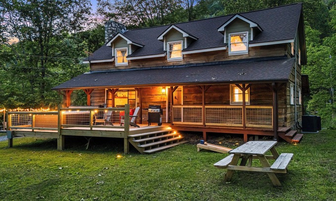 Canton Cabin | Hot Tub, Game Room & Fire Pit: Canton Log Cabin