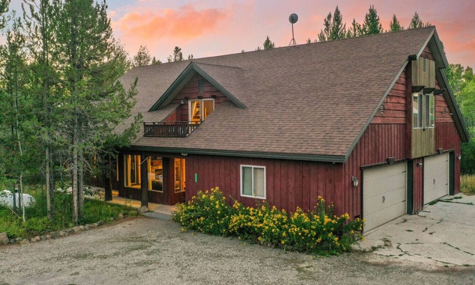 Last Chance House | Hot Tub - Game Room - Sleeps 20 - 35mi to Yellowstone