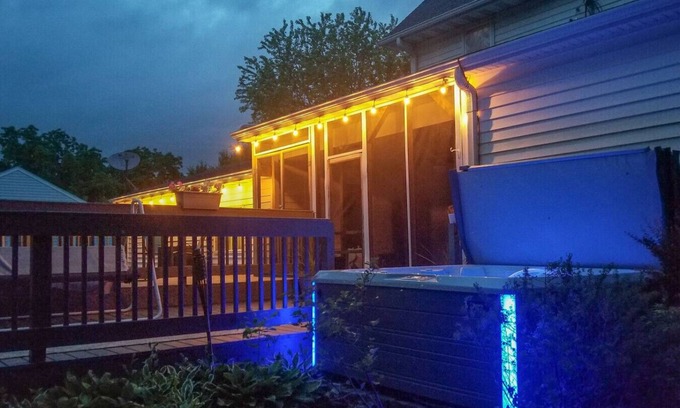 Mineral Point House | Hot Tub+Game Room-The Hangout XL