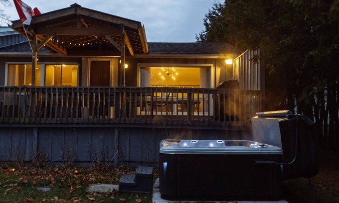 Selwyn Cottage | Hot Tub + Games Room at Waterfront Cottage Kawarthas π