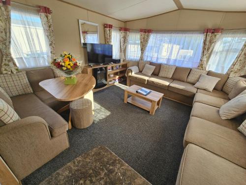 Tattershall Resort | Hot Tub Getaways The Oakley 8 berth caravan with hot tub and quiet setting