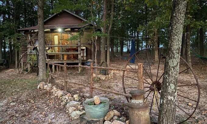 Berryville Cabin | Hot Tub, Glamping, Cabin, and Cowboy Tub