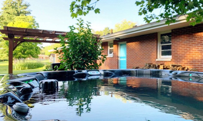 South Bend House | |HOT TUB| Hazel Acres| Quiet Getaway | Notre Dame