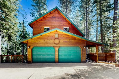 Arnold House | Hot Tub Hideaway