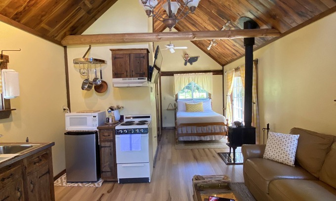 Northfield Cabin | Hot tub! Highland Mountain Bike Park, Lakes and Mountains Near-by