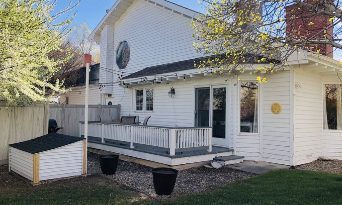 Palisade Cottage | "HOT TUB" - Historic Cottage at the White Lily Ranch