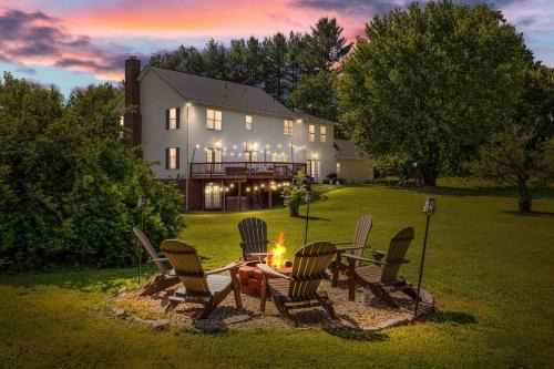 Lakeview House | Hot Tub - Home Gym - Fire Pit - Game Room - Private Footpath to Winery
