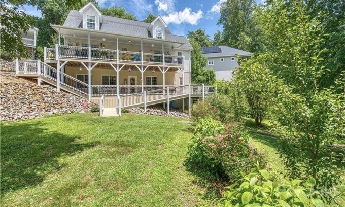 Waynesville House | Hot Tub | Home Gym | 30 min to Ski Slopes