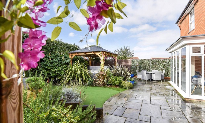 Clanfield House | Hot Tub House in the South Downs