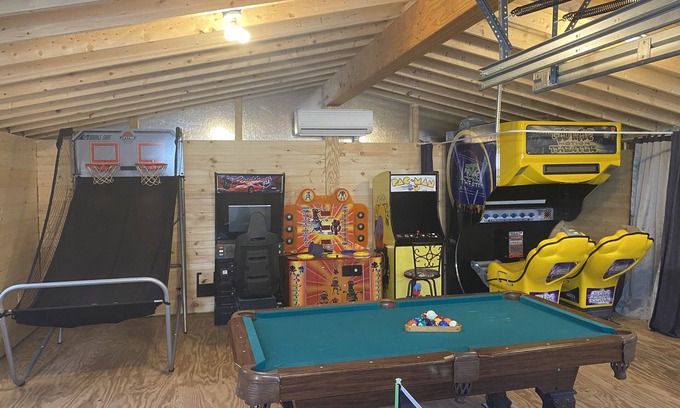 Briar Crest Woods House | HOT TUB*HUGE GAME ROOM*FIRE PIT*LAKE*BEACH* CENTRAL AIR