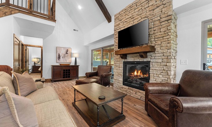 Branson House | Hot Tub + Huge Resort Pool + Ozark Views | 3BR Cabin