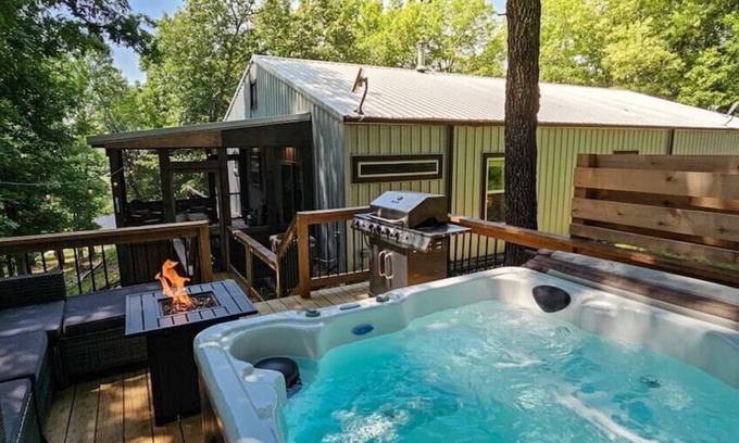 Eureka Springs Apartment | Hot Tub in the Woods, Fire Pit, Screened in Porch