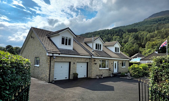 Arrochar House | Hot tub Karaoke Fruit machine Bar Cinema South facing garden Sleeps 8.
