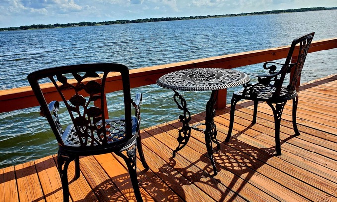 Emory House | Hot Tub, Kayaks, Underwater Fishing Light! Luxurious Pitch-n-Skip Hideaway!