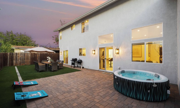 Bostonia House | Hot Tub, King Bed, 3-BR/2.5-Bath w Yard, Parking