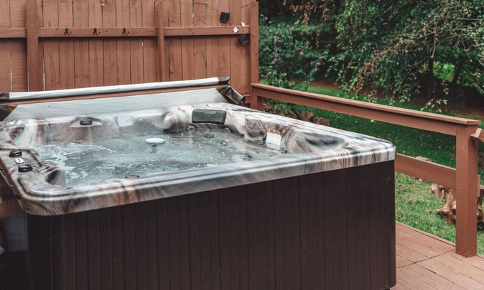 Rockbridge House | Hot Tub| King Bed | Private Forest |Old Mans Cave
