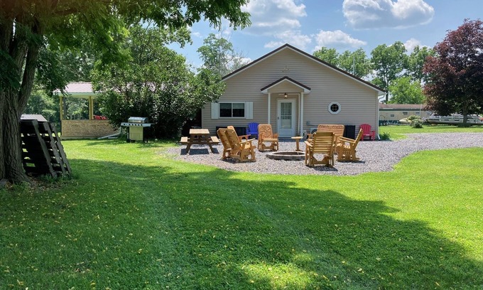 Dundee Cottage | Hot Tub, Lake View Cottage, Dog Friendly, Lake Access