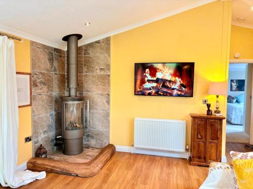 Congleton Apartment | Hot Tub, Lake View, Peaceful Woodland Retreat
